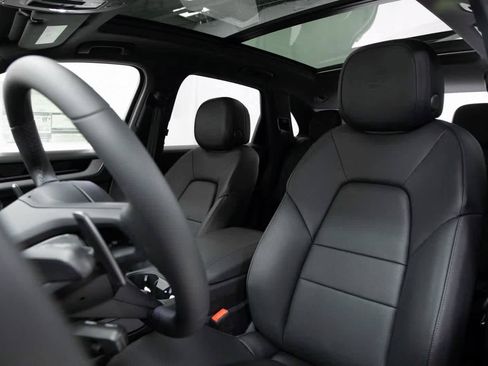 Certified 2025 Porsche Cayenne image 5