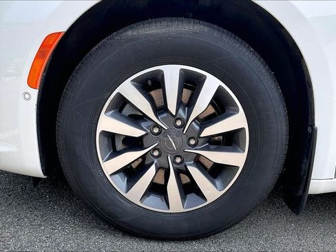Used 2022 Chrysler Pacifica Limited FWD image 7