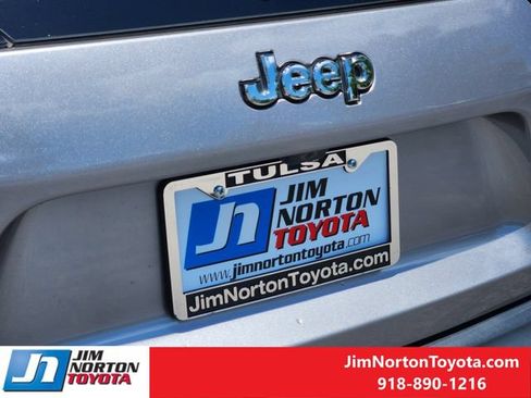 Used 2019 Jeep Cherokee Latitude Plus AWD/4WD image 11