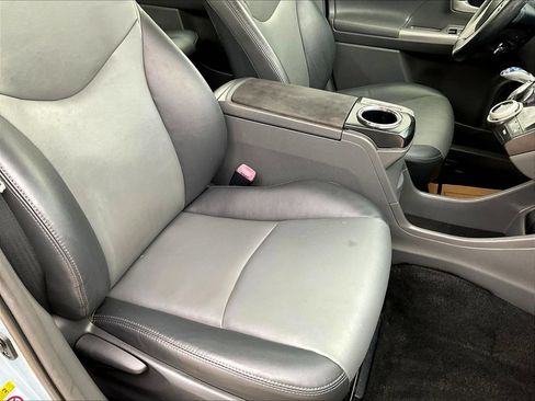 Used 2014 Toyota Prius V Five FWD image 29