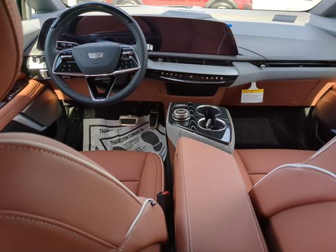 New 2026 Cadillac Optiq Luxury 2 image 14