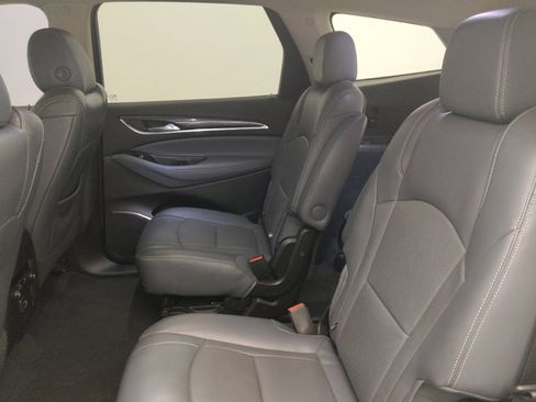 Used 2020 Buick Enclave Essence image 18