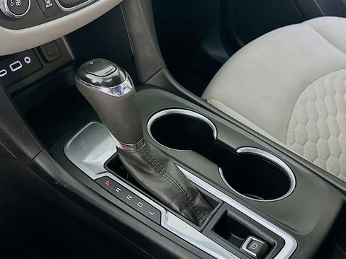 Used 2019 Chevrolet Equinox LS image 23