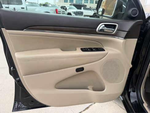 Used 2017 Jeep Grand Cherokee Overland w/ Jeep Active Safety Group AWD/4WD image 17