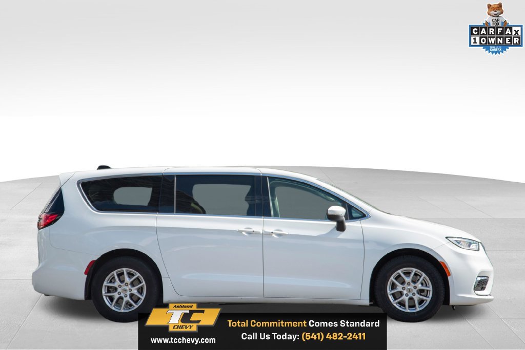 Used 2023 Chrysler Pacifica Touring-L FWD image 5