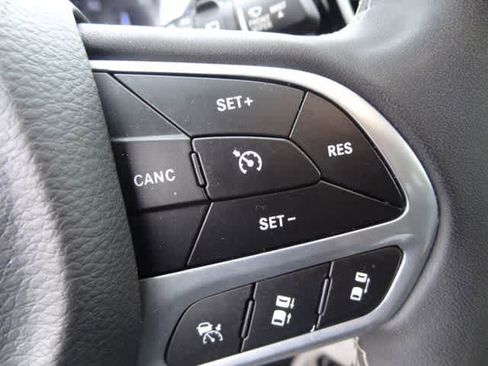 Used 2023 Chrysler Pacifica Touring-L FWD image 23