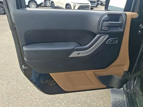 Used 2013 Jeep Wrangler Unlimited Sahara w/ Connectivity Group AWD/4WD image 12