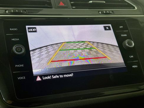 Used 2022 Volkswagen Tiguan SE w/ Panoramic Sunroof Package AWD/4WD image 17
