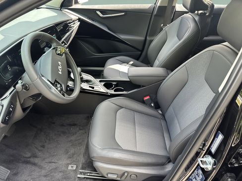 Certified 2025 Kia Niro EX FWD image 23