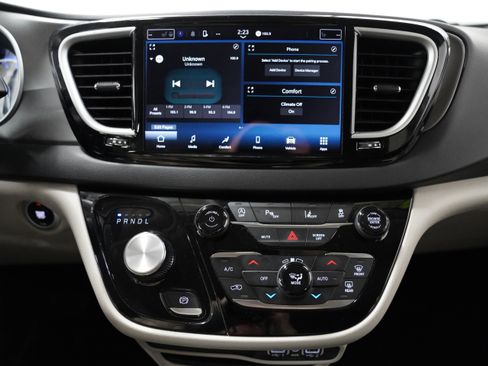 Used 2024 Chrysler Pacifica Touring-L image 24