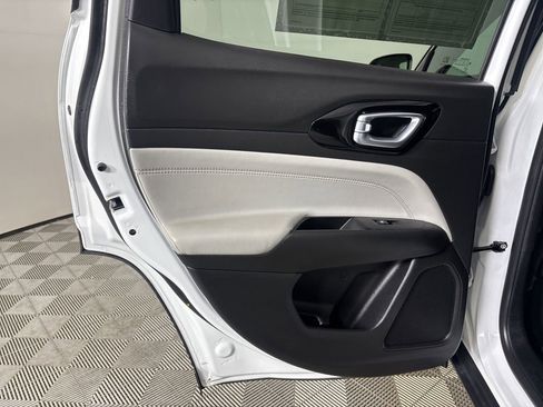 Used 2024 Jeep Compass Limited image 18