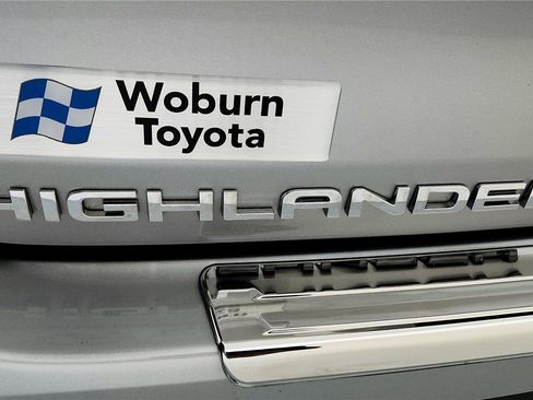 Used 2023 Toyota Highlander LE AWD/4WD image 13