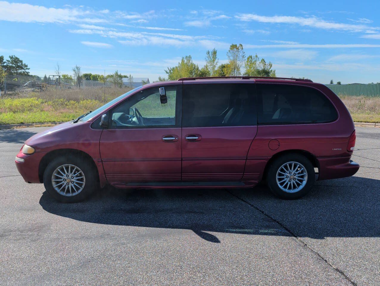 Used 1999 Chrysler Town & Country Limited FWD image 2