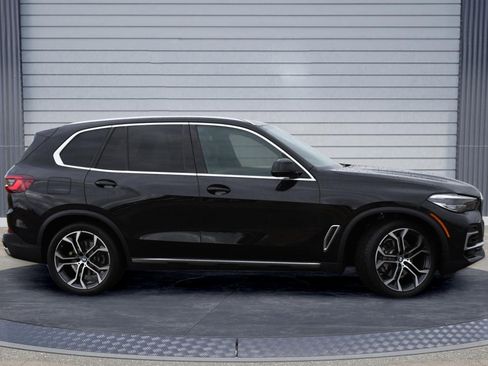 Used 2022 BMW X5 xDrive40i w/ Premium Package image 3