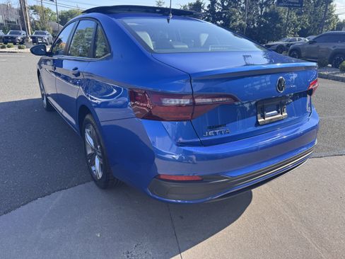 Used 2022 Volkswagen Jetta SE FWD image 6