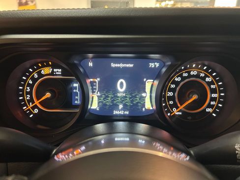 Used 2025 Jeep Wrangler Unlimited Sahara AWD/4WD image 40