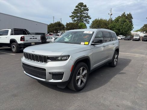 Used 2022 Jeep Grand Cherokee L Limited image 3
