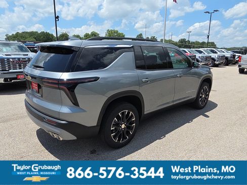 New 2026 Chevrolet Traverse LT w/ Sun and Wheel Package FWD image 8