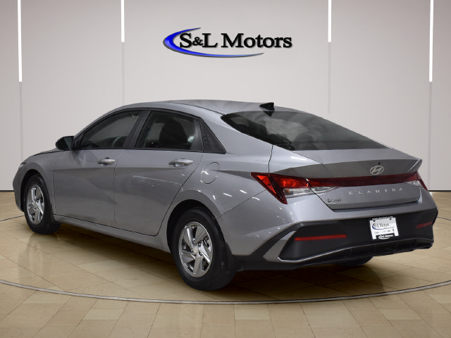 Used 2026 Hyundai Elantra SE FWD image 5