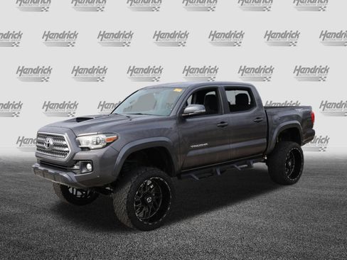 Used 2017 Toyota Tacoma TRD Sport image 5
