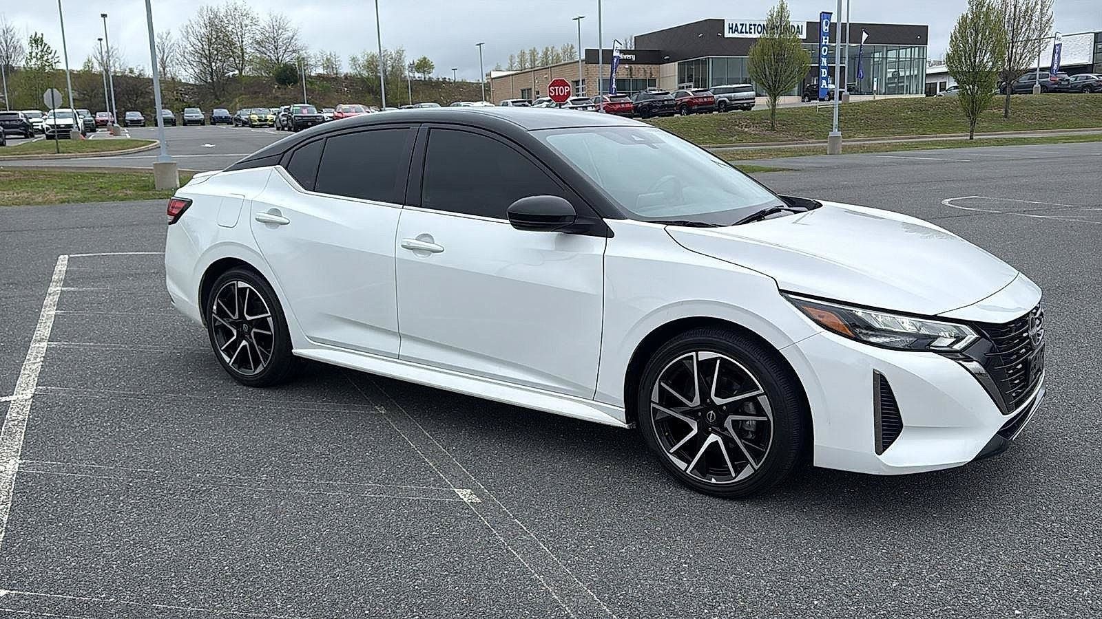Used 2025 Nissan Sentra SR FWD image 2
