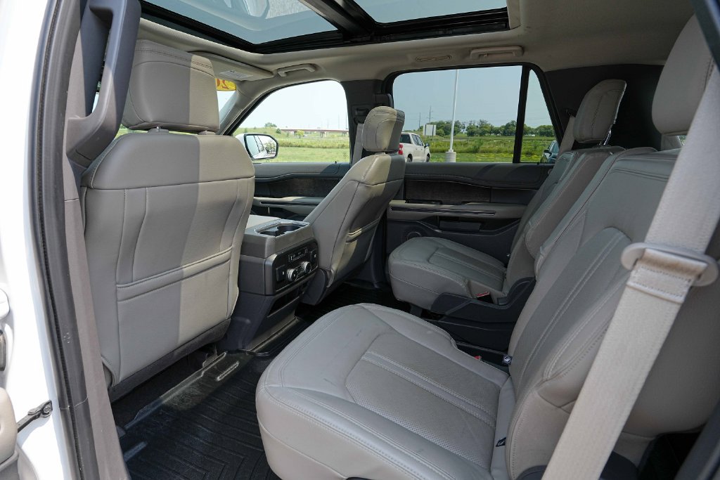 Used 2019 Ford Expedition Limited w/ Equipment Group 302A AWD/4WD image 19