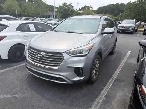 Used 2017 Hyundai Santa Fe SE FWD image 2