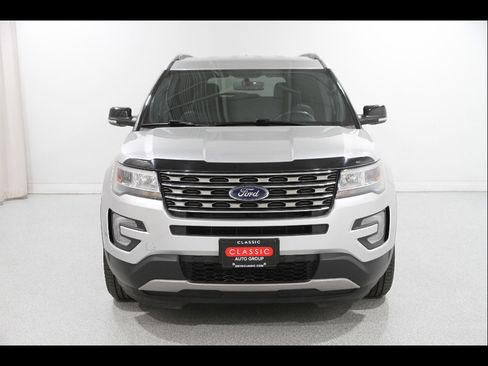 Used 2017 Ford Explorer XLT w/ Equipment Group 201A AWD/4WD image 2