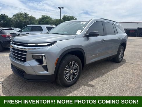 Used 2024 Chevrolet Traverse LT w/ Trailering Package FWD image 5