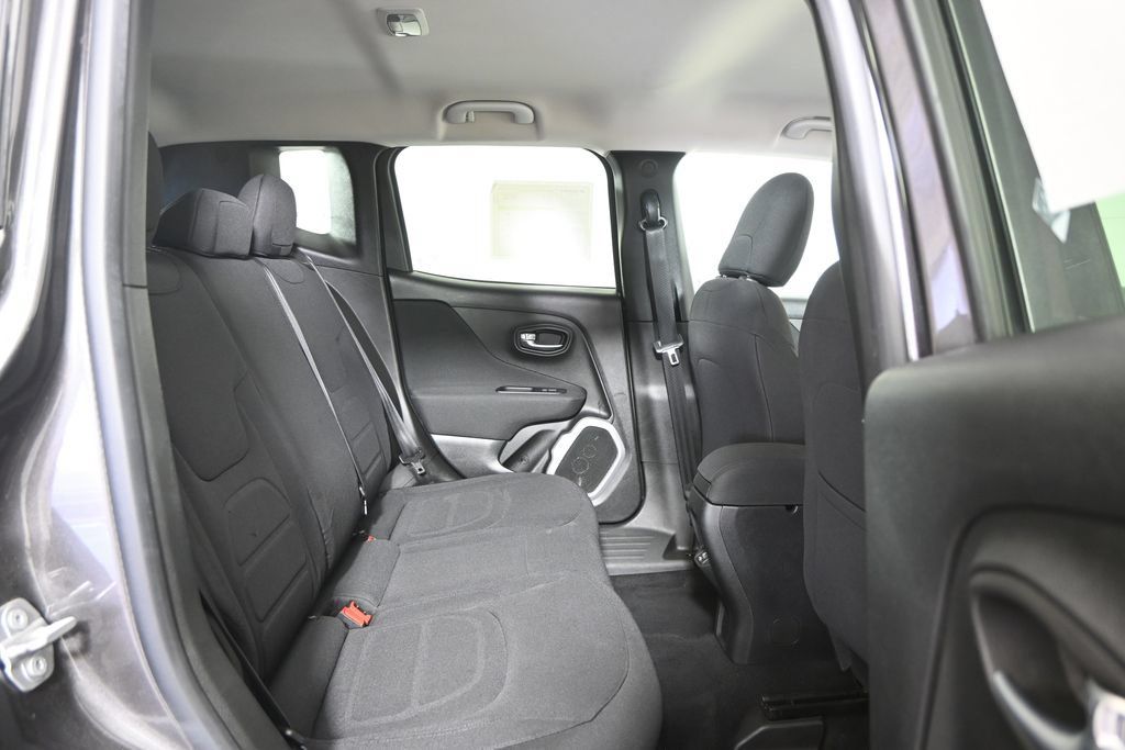 Used 2018 Jeep Renegade Latitude w/ Cold Weather Group AWD/4WD image 15