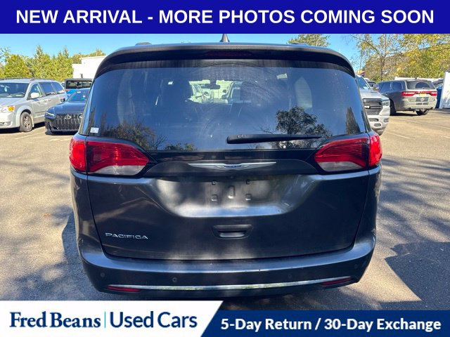 Used 2019 Chrysler Pacifica Touring-L FWD image 3