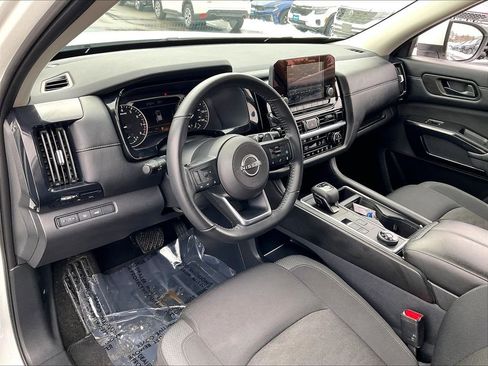 Used 2025 Nissan Pathfinder SV image 8