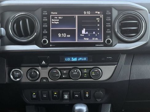 Used 2022 Toyota Tacoma TRD Sport w/ Technology Package AWD/4WD image 17