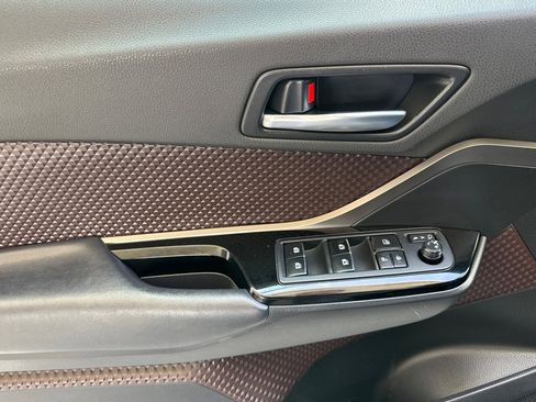 Used 2019 Toyota C-HR Limited FWD image 11