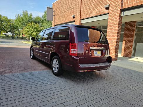 Used 2009 Chrysler Town & Country Touring w/ Family Value Group image 4