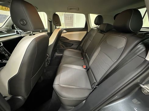 Used 2025 Volkswagen Taos SE FWD image 19