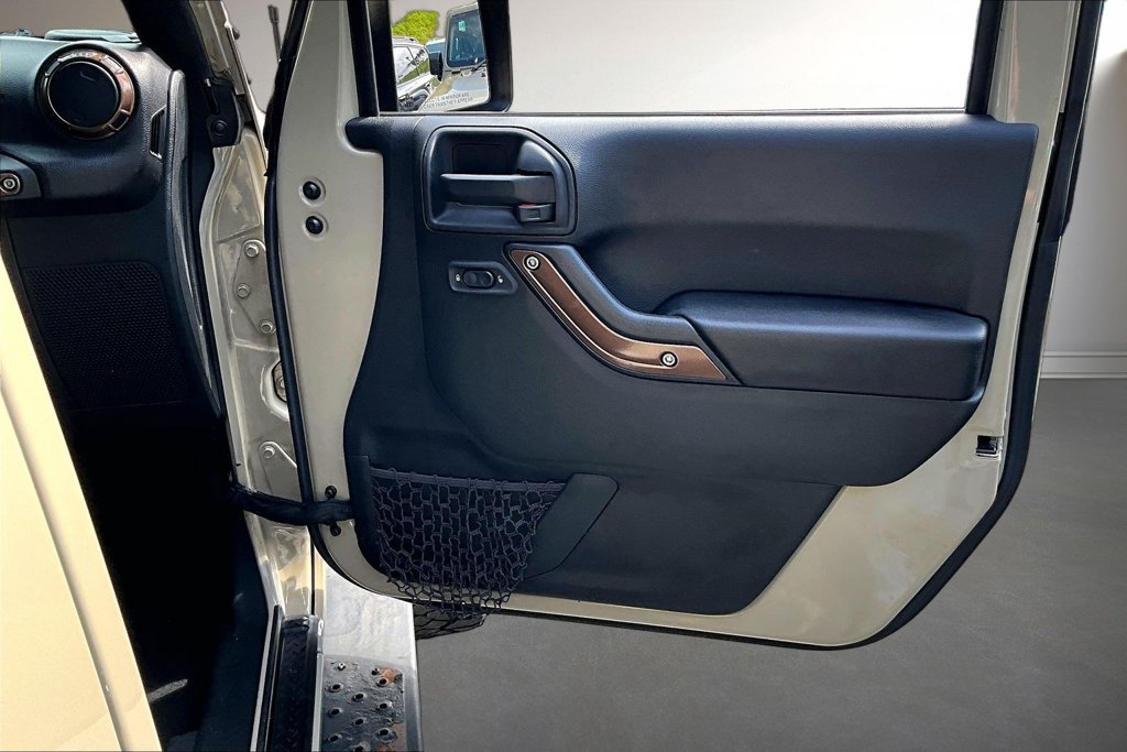 Used 2018 Jeep Wrangler Unlimited Sahara w/ Connectivity Group AWD/4WD image 29