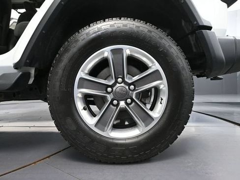 Used 2019 Jeep Wrangler Unlimited Sahara AWD/4WD image 13