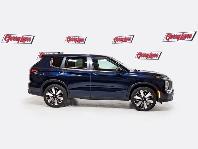 Used 2025 Mitsubishi Outlander SE FWD image 3