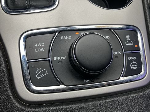 Used 2019 Jeep Grand Cherokee Overland AWD/4WD image 25