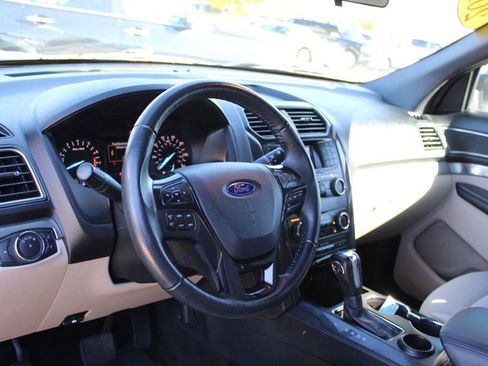 Used 2018 Ford Explorer XLT image 17
