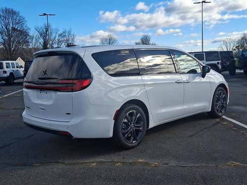 New 2026 Chrysler Pacifica Select image 4