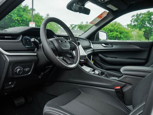 New 2025 Jeep Grand Cherokee L Laredo w/ Luxury Tech Group I image 18