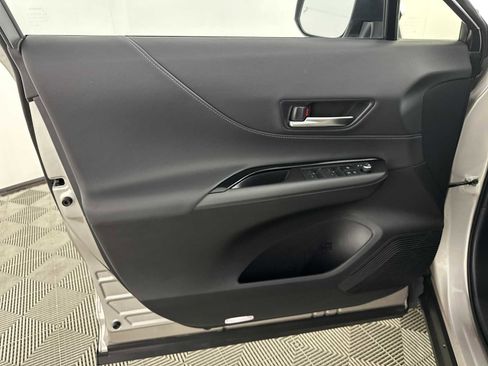 Used 2024 Toyota Venza LE image 16