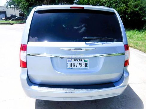 Used 2012 Chrysler Town & Country Touring-L w/ Premium Group FWD image 16