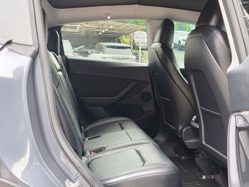 Used 2022 Tesla Model Y Long Range AWD/4WD image 27