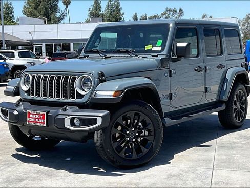 Used 2025 Jeep Wrangler Unlimited Sahara AWD/4WD image 2