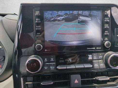 Used 2022 Toyota Highlander LE FWD image 13