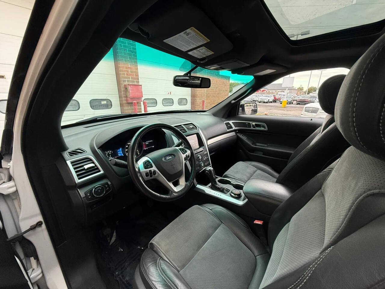 Used 2015 Ford Explorer XLT w/ Equipment Group 202B AWD/4WD image 14