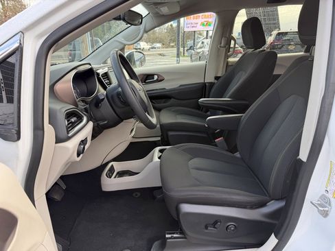 Used 2023 Chrysler Voyager LX image 12